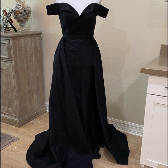 MacDuggal Dresses & Skirts - MacDuggal Black Lace Evening Gown w/Overlay Skirt